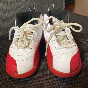 Boys Nike tennis shoes that’s in perfect. New shoe strings will be needed. .